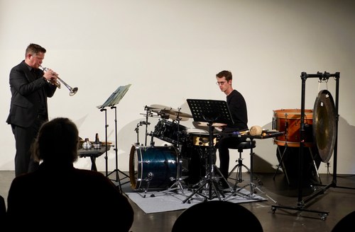 Unterhaltsam musizierten Roché Jenny (Trompete) und Thomas Büchel (Schlagwerk) im Duo.