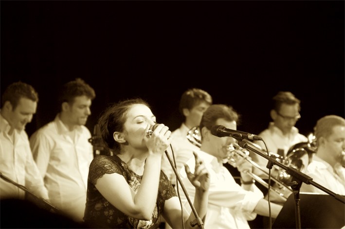 Fatima Spar vermag ihrer Stimme ein jazziges Timbre mit einer warmen, femininen Ausstrahlung zu geben