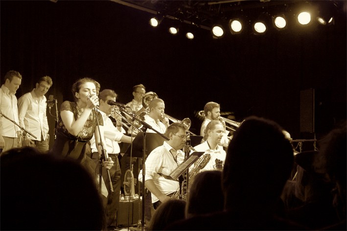 Das Jazzorchester Vorarlberg, es war nicht anders zu erwarten, schaffte es mühelos wieder einmal mehr, anspruchsvoll publikumswirksam zu sein