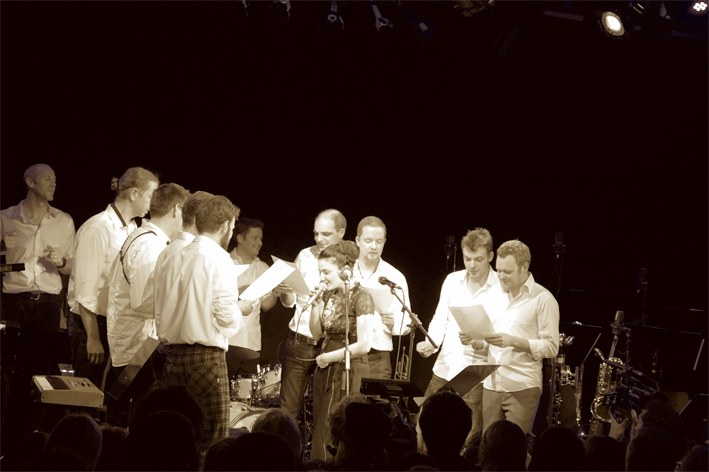 Fröhliche Zugabe: Die JOV-Musiker agierten als A cappella-Truppe - lässig mit den Fingern schnippend, Fatima Spar übernahm die Lead-Stimme  (alle Fotos: © Rakugaki Moosbrugger)