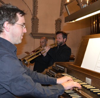 Herbert Walser-Breuß und Bernhard Lampert sowie Johannes Hämmerle an der Orgel können in ihren Werkdeutungen auf viel gemeinsame Musiziererfahrung bauen. Alle drei zählen zu den Gründungsmitgliedern des "Concerto Stella Matutina". Dies war im Rahmen der Basilikakonzerte Rankweil eindrücklich zu erleben.