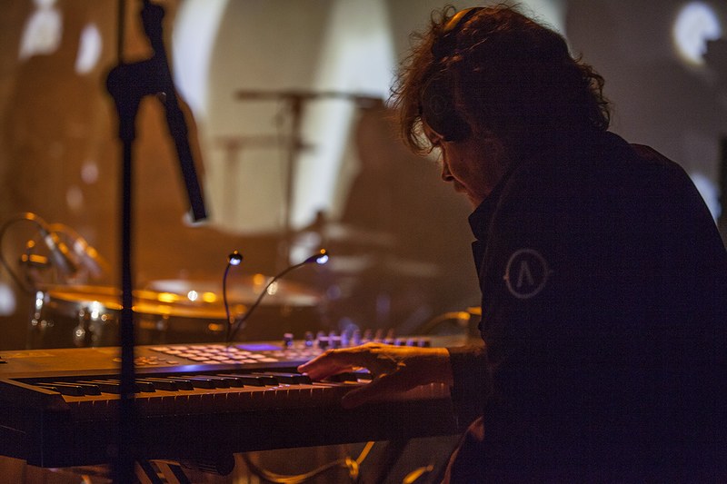 Sie kombinieren die Kraft von Synthesizern und Gitarren zu mächtigem Trip-Hop.