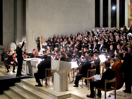 Der gewaltige Chorraum der Erlöserkirche Lustenau gibt den insgesamt 130 Sängern und Musikern der Sinfonietta Vorarlberg bei dieser Aufführung Raum zur künstlerischen Entfaltung