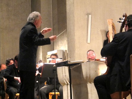 Manfred Honeck als Zentralfigur zelebriert das berühmte Mozart-Requiem aus der Kraft des Glaubens, macht es zu einem Gottesdienst mit tief berührenden spirituellen Aspekten
