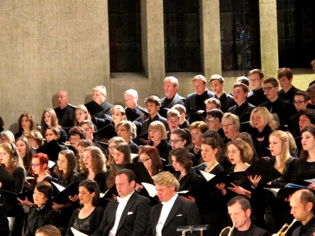 Sehr viele ganz junge Gesichter sieht man in dem rund einhundertköpfigen Chor mit Sängern des Vocal Collegium Ravensburg und des Musikgymnasiums Feldkirch