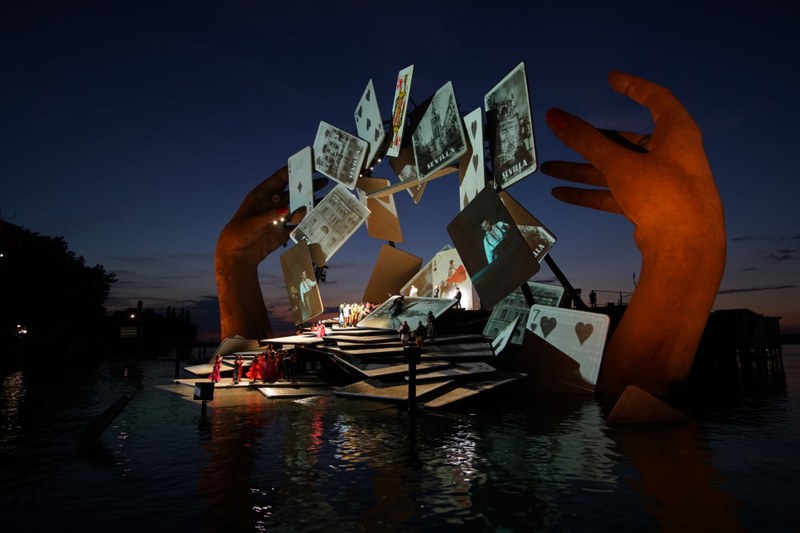 Das Bühnenbild von Es Devlin mit den in die Luft geworfenen Spielkarten, die in der Handlung ein Eigenleben entwickeln, ist auch im zweiten Jahr die prägende Bühnenskulptur bei „Carmen“ (alle Fotos © Bregenzer Festspiele/Karl Forster)