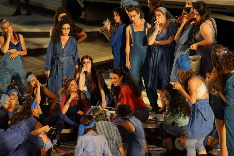 Carmen (Gaëlle Aquez), Arbeiterin in der Zigarettenfabrik, hat in Sachen Liebe, Freiheit und Selbstbestimmung ihre ganz eigenen Moralvorstellungen und setzt diese auch präzise um