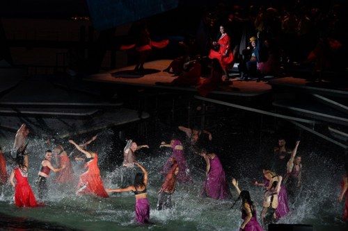 Immer ein Spaß zur Abwechslung für das Publikum im dramatischen Handlungsverlauf: das ausgelassene Wasserballett in der Choreografie von Signe Fabricius