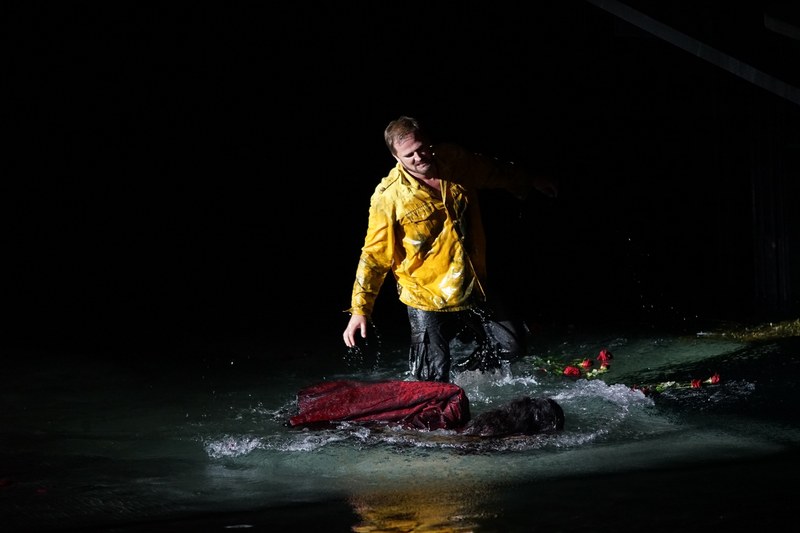 So ist noch keine „Carmen“ zu Tode gekommen: Anstatt wie üblich durch den Dolch von Don José zu sterben, wird sie in Bregenz naheliegender Weise im Wasser des Bodensees ertränkt