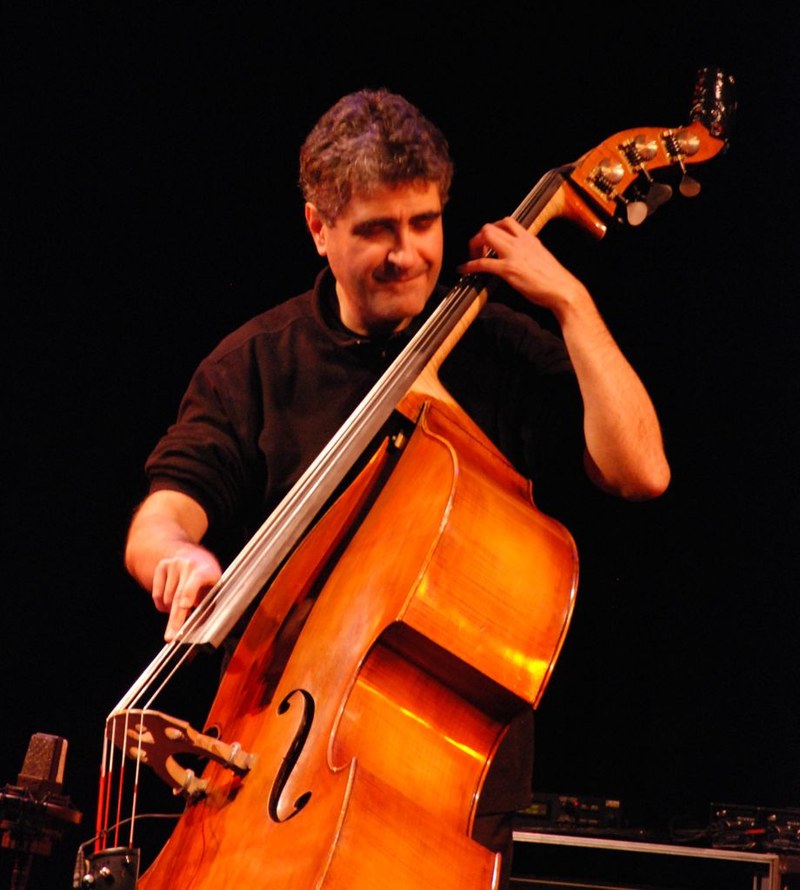Renaud García-Fons im Einklang mit seinem fünfsaitigen Kontrabass