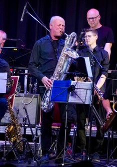 Der Flötist, Saxophonist und Komponist Norbert Dehmke stand im Mittelpunkt des Konzerts mit der Bigband Walgau, die unter der Leitung von Christian Mathis im gut besuchten Sonnenbergsaal in Nüziders aufspielte.