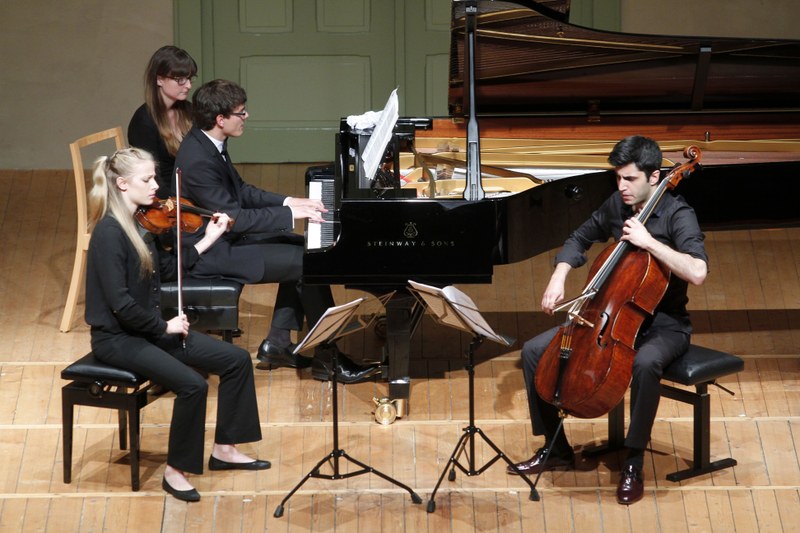 Aaron Pilsan musizierte mit Freunden - hier im Bild mit Mariella Haubs (Violine) und Kian Soltani (Violoncello) - bei der Schubertiade in Hohenems. Mit ihren Werkdeutungen zogen die jungen Musiker das Publikum in ihren Bann und erhielten dafür jubelnden Applaus. (Fotos: Schubertiade)