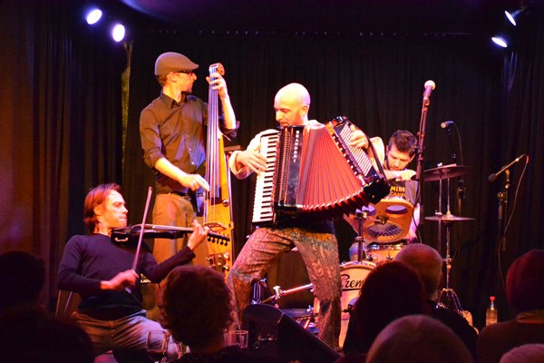 Der Sound des Quartetts geht in die Beine.