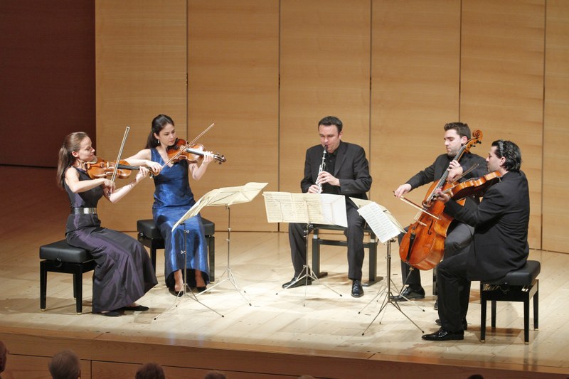 Der Klarinettist Jörg Widmann und das Minetti Quartett mit Maria Ehmer, Anna Knopp, Milan Milojicic und Leonhard Roczek ergänzten sich klanglich gut. Im Angelika-Kauffmann-Saal präsentierten sie Werkdeutungen von Mozart und Brahms. (c) Schubertiade Schwarzenberg