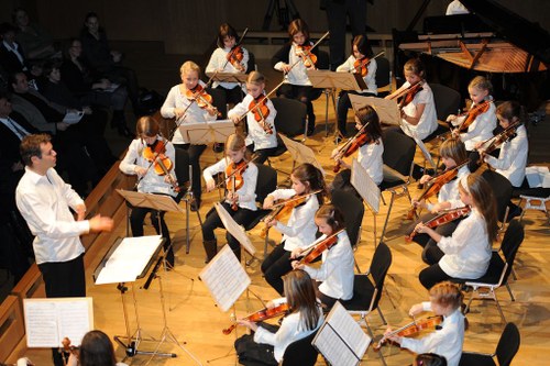 Viele Musikschulen bieten den GeigenschülerInnen die Mitwirkung im Kinderorchester an. Auch das Kinderorchester der "tonart" Musikschule unter der Leitung von Stefan Susana nimmt beim "grenzenlos" Internationalen Musikschulfestival in St. Gallen teil.