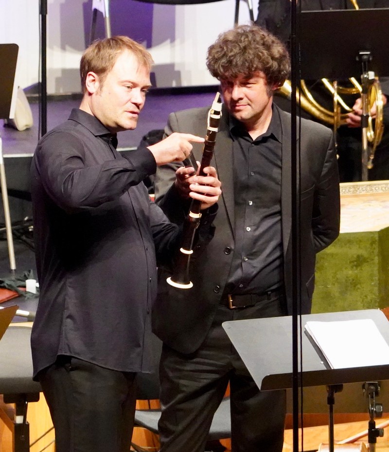 Thomas Platzgummer hat für das Abokonzert des Concerto Stella Matutina unter dem Motto "Wie, Mozart? Wie Mozart!" eine abwechslungsreiche Werkauswahl getroffen und zum Konzert den belgischen Klarinettisten Vlad Weverbergh eingeladen, der auf einer Klarinette in C das virtuose Pleyel Klarinettenkonzert präsentierte.