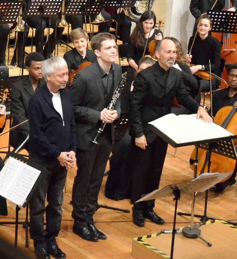 Die diesjährige "Sinfonische Weihnacht" eröffnete das Sinfonieorchester des Vorarlberger Landeskonservatoriums unter der Leitung von Benjamin Lack mit dem Klarinettenkonzert "Ego eimi" von Herbert Willi. Den Solistenpart spielte Francesco Negrini, der ebenso wie Herbert Willi am Vorarlberger Landeskonservatroium unterrichtet. Über den jubelnden Applaus freuten sich alle Beteiligten.