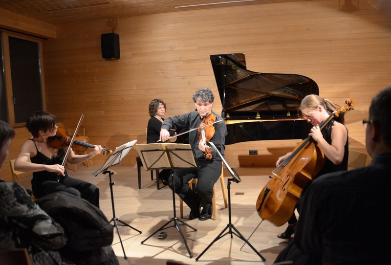 Der enge Kontakt zwischen den MusikerInnen Berit Cardas (Violine), Klaus Christa (Viola), Bjorg Vaernes Lewis (Violoncello) und Timothy Horton (Klavier) und dem Publikum schafft im Frauenmuseum Hittisau eine einmalige Atmosphäre.