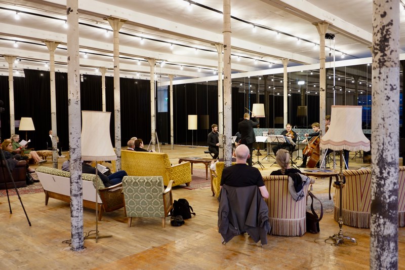 Die Wohnzimmeratmosphäre in der Bludenzer Fabrik Klarenbrunn bot hervorragende Bedingungen für einen inspirierenden Konzertabend mit Musik unserer Zeit. Auch das neueste Werk von Raphael Lins wurde erfolgreich zur Uraufführung gebracht.