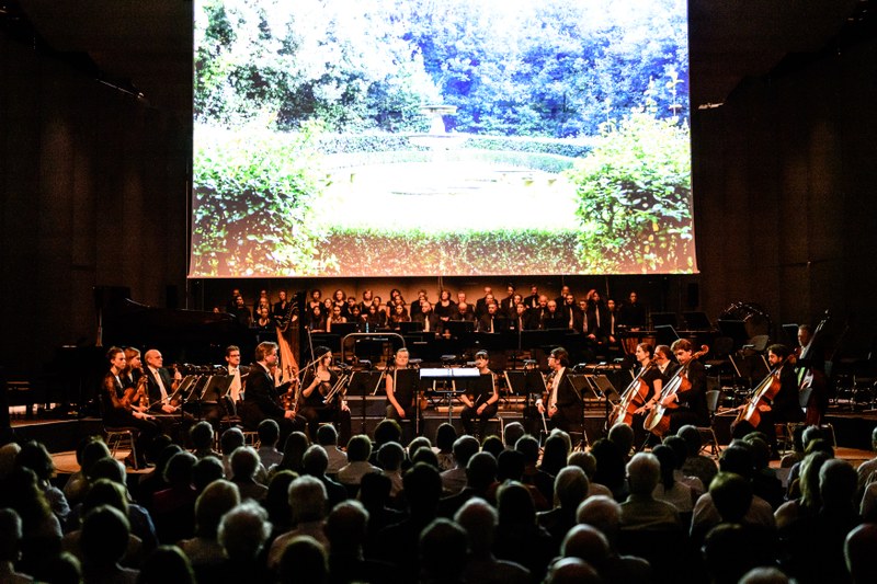 Das Symphonieorchester Vorarlberg und der Kammerchor Feldkirch sowie Studierende der Universität Mozarteum Salzburg unter der Leitung von Claire Levacher entfalteten die archaische Kraft der Kompositionen von Carlo Gesualdo, Brett Dean und Igor Strawinsky. (Foto: Matthias Rhomberg)