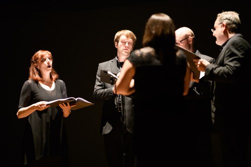 Das Vocalconsort Berlin sang die polyphonen Motetten von Gesualdo mit glasklarer Diktion aus der Mitte des Saales heraus.