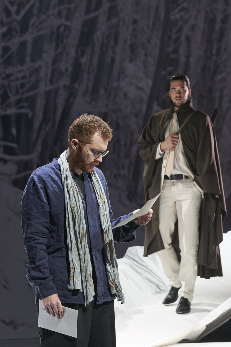 Ein Gedicht bringt das dramatische Geschehen in "Das Jagdgewehr" von Thomas Larcher ins Rollen. In seiner ersten Oper setzten der Tiroler Komponist und der Regisseur Karl Markovics auf viel Emotion. In der Werkstattbühne des Bregenzer Festspielhauses überzeugten das "Ensemble Modern" unter der Leitung von Michael Boder, die "Schola Heidelberg" sowie die Solisten Robin Tritschler als Dichter und Andè Schien als Josuke Misugi. (Fotos: Anja Köhler)