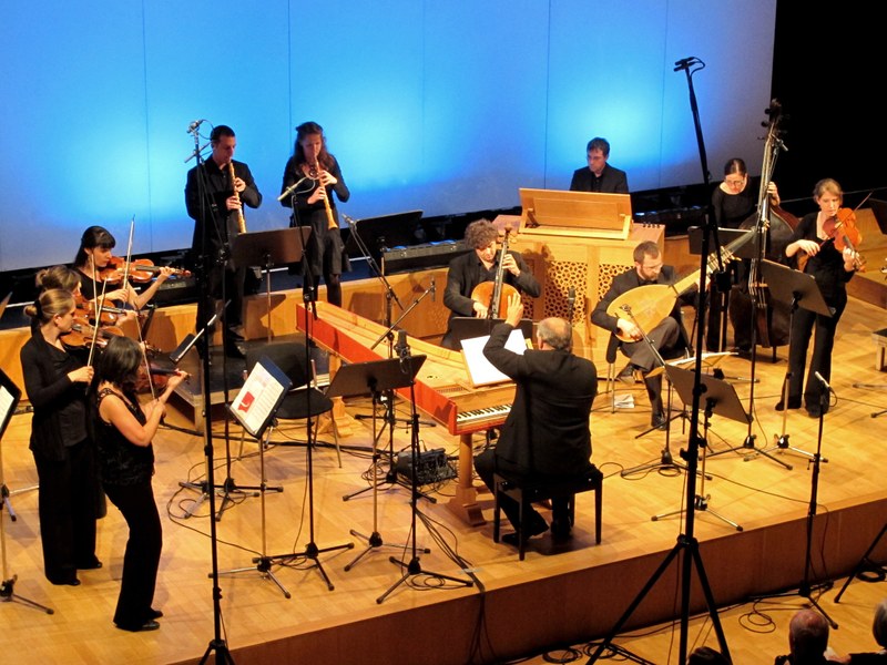 Seltsame Gegensätze: Die rund 300 Jahre alte Musik wird mit modernstem Equipment des ORF mit einem Wald von Stativen und Mikrofonen für die CD eingefangen.