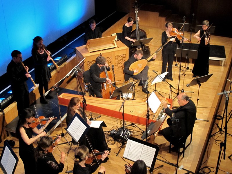Nach alter Kapellmeistermanier leitete der deutsche Barockspezialist Christoph Hammer erstmals das Orchester vom Cembalo aus (Fotos: Fritz Jurmann).