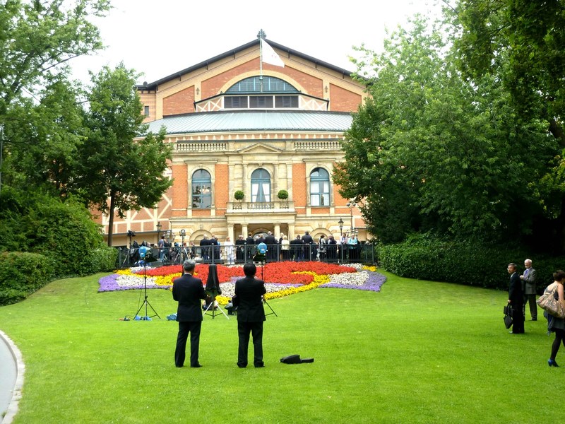 Auf dem "Grünen Hügel" steht das Festspielhaus von Bayreuth, von Richard Wagner selber bis ins Detail geplant und 1872 vollendet