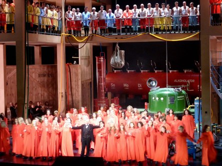 Besonders bejubelt wurden der exzellente Chor der Bayreuther Festspiele