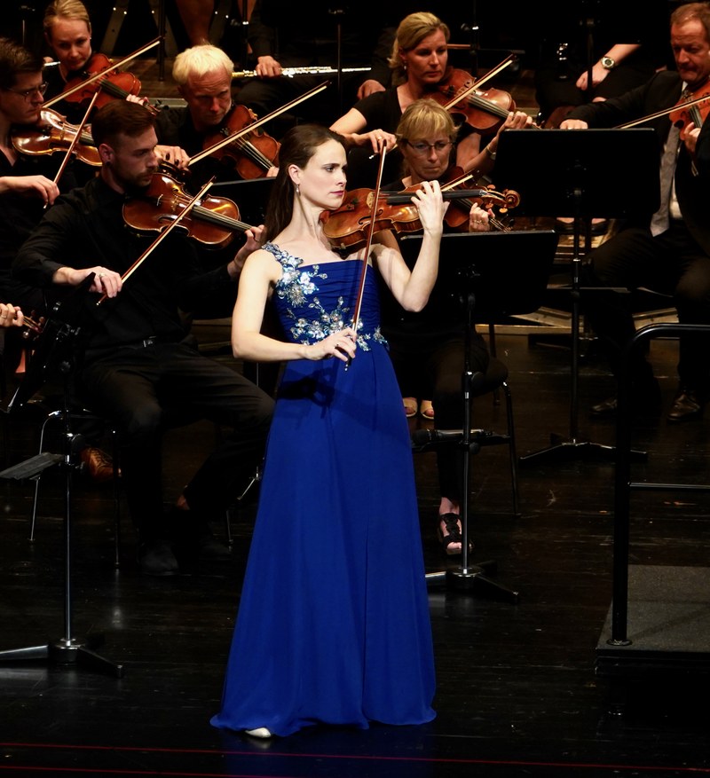 Lea Birringer begeisterte mit ihrer emphatischen Werkdeutung des berühmten Violinkonzertes, op. 26 von Max Bruch.