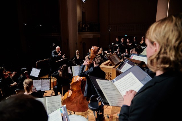 Das 20-köpfige Vokalensemble übernahm sowohl den Chor als auch alle solistischen Aufgaben. (© Victor Marin)