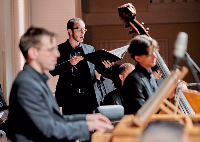 Der Organist Johannes Hämmerle und Clemens Breuss als Evangelist (© Victor Marin)