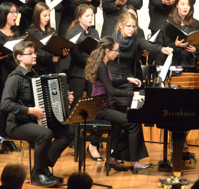 Das groß angelegte Werk erklang in der Fassung für Klavier und Akkordeon mit den Pianistinnen Eva-Maria Hamberger (im Bild) und Shiori Suda sowie Bernhard Oss am Akkordeon.