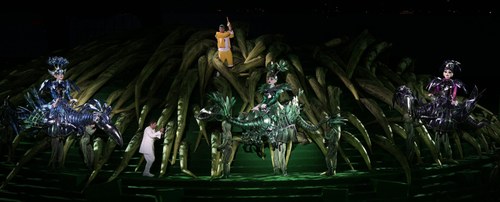 Die drei Damen sind in Poutneys Inszenierung amazonenhafte Vogelgestalten aus der Puppenbühne von Marie-Jeanne Lecca, zusammen mit Tamino und Papageno.