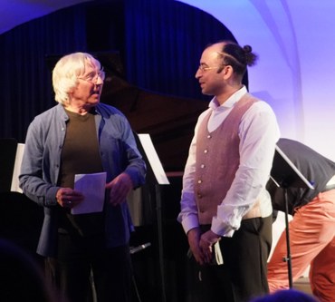 Wolfgang Lindner, neben Dietmar Kirchner Kurator des Festivals, führte Gespräche mit den eingeladenen Komponisten Roozbeh Nafisi ...