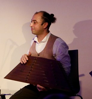 Roozbeh Nafisi komponierte die "Österreichischen Radifen" und musizierte auf der Santur im Ensemble.