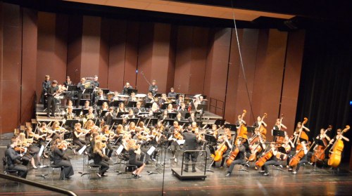 Das Symphonieorchester des Landeskonservatoriums Vorarlberg musizierte unter der Leitung von Benjamin Lack  engagiert und war den SolistInnen ein guter Parnter.