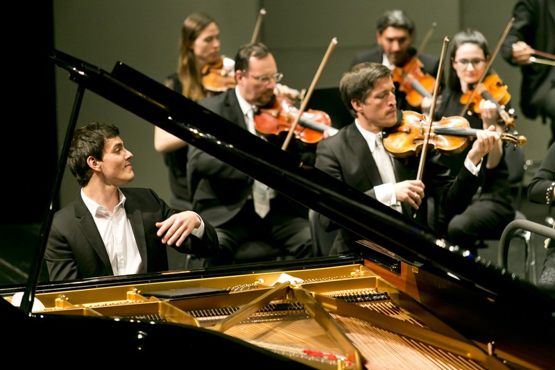 Aaron Pilsan musizierte Mozarts Klavierkonzert (KV 459) mit zahlreichen mit Esprit und Humor und unterhielt das Publikum mit einer vom Tamburin aufgemotzten "Alla turca". (Foto: Dietmar Mathis)