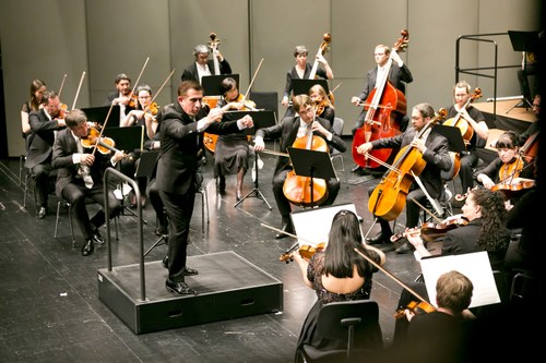 Das Symphonieorchester Vorarlberg musizierte unter der Leitung von Nicholas Milton zwei berühmte Kompositionen, die Anregung zu Interpretationsvergleichen boten.