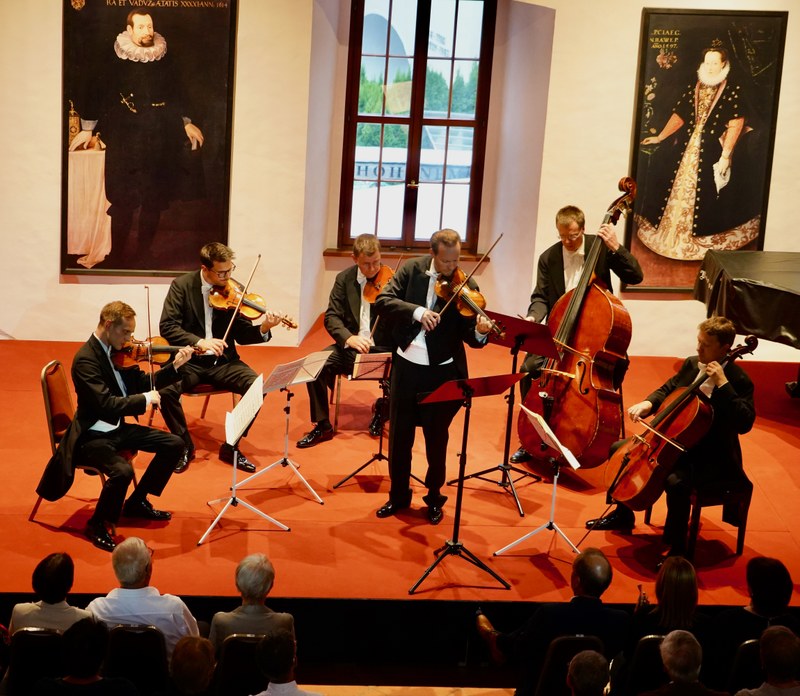 Matthias Honeck, Stefan Pöchhacker, Nikolay Orininskiy (Violine), Martin Edelmann (Viola), Michael Günther (Violoncello) und Martin Kabas (Kontrabass) spielten im Rittersaal des Hohenemser Palastes für Kammermusikliebhaber:innen auf.
