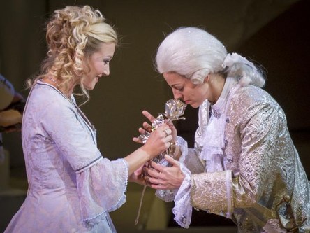 Da funkt es unerwartet zwischen den beiden: Die Überreichung der „Silbernen Rose“ durch Oktavian, den „Rosenkavalier“ (Valentina Kutzarova, re), an Sophie (Susanne Langbein).