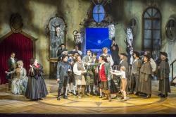 In einer düsteren Schenke kommt es mit Geistererscheinungen und Prügel zur furchtbaren Abrechnung mit Ochs auf Lerchenau (alle Fotos: Tiroler Landestheater Innsbruck).