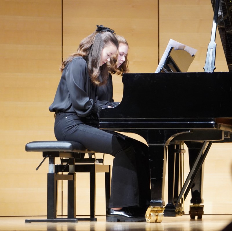 Schülerinnen und Studierende gestalteten auf Einladung der Chopin-Gesellschaft Vorarlberg im Angelika Kauffmann-Saal in Schwarzenberg ein erfrischendes Konzert. Das Duo FOUR-tepiano mit Joelin Buen und Chiara Polster ließen unter anderem mit der "Lisztomania" von Peter Eötvös aus dem Jahr 2018 aufhorchen.