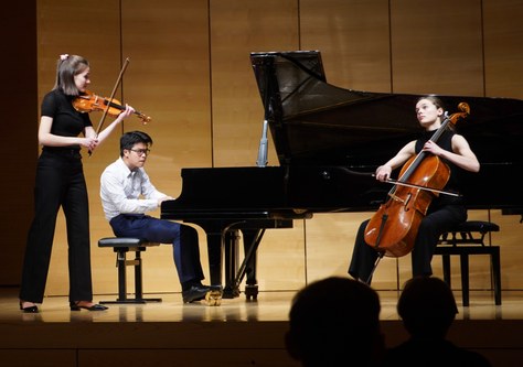 "The silver trio" mit Cäcilia Dorner (Violine), Miriam Dorner (Violoncello) und Stefan Man (Klavier) spielte das "Trio élégiaque" Nr. 1, ein Jugendwerk von Sergei Rachmaninoff.