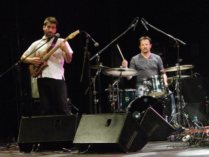Gitarrist Cyril Moulas steuerte zahlreiche Kompositionen bei, Drummr Pierre-Yves Desvignes gab nach 10 Jahren sein letztes Konzert bei Lebocal
