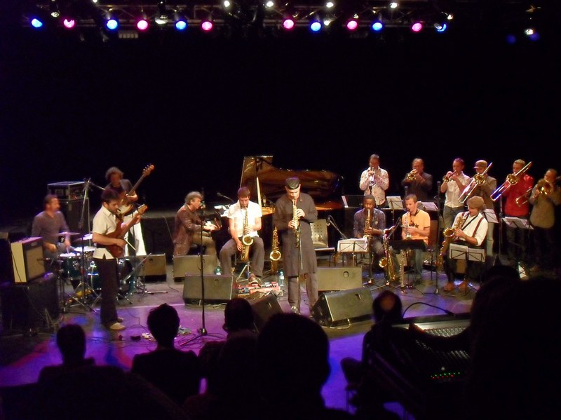 Der Sound ist druckvoll und nützt die dynamische Bandbreite einer Bigband voll aus, steigert sich in kurzen Spitzen gar zum infernalen Getöse. (© Kuschny)