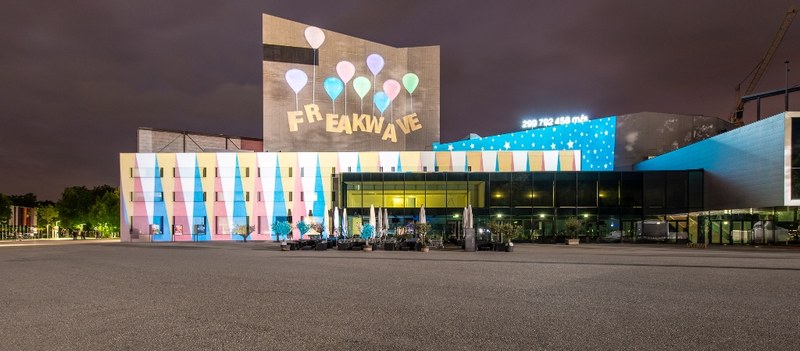 Das Festspielhaus in neuem Licht beim Freakwave Festival Samstagnacht.