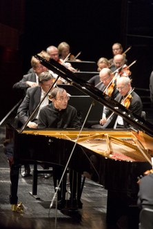 Pierre-Laurent Aimard formte das Konzert für die linke Hand von Maurice Ravel mit viel Esprit und großer Aussagekraft.