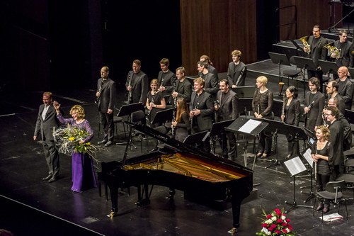 Dirigent Thomas Ludescher und die Solistin Gülsin Onay nehmen nach dieser virtuosen gemeinsamen Darbietung den spontanen Beifall des Auditoriums entgegen.